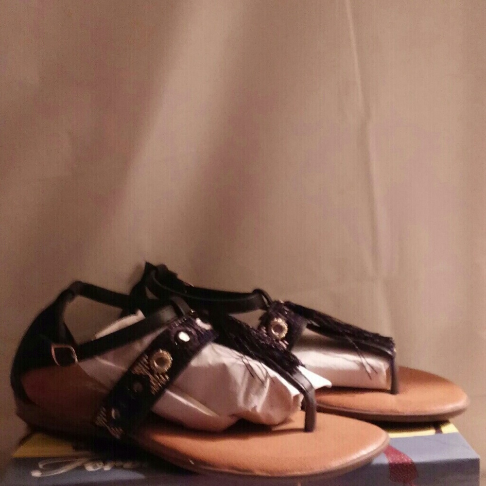 Black shingle sandals never been worn NEW tahs